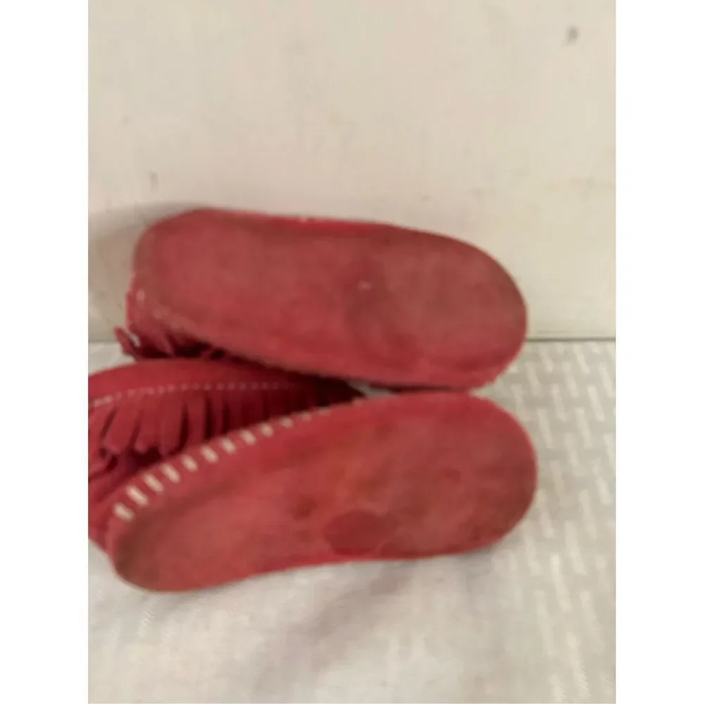 Minnetonka pink fringe moccasins‎ size 2 infant (discoloration on bottom)